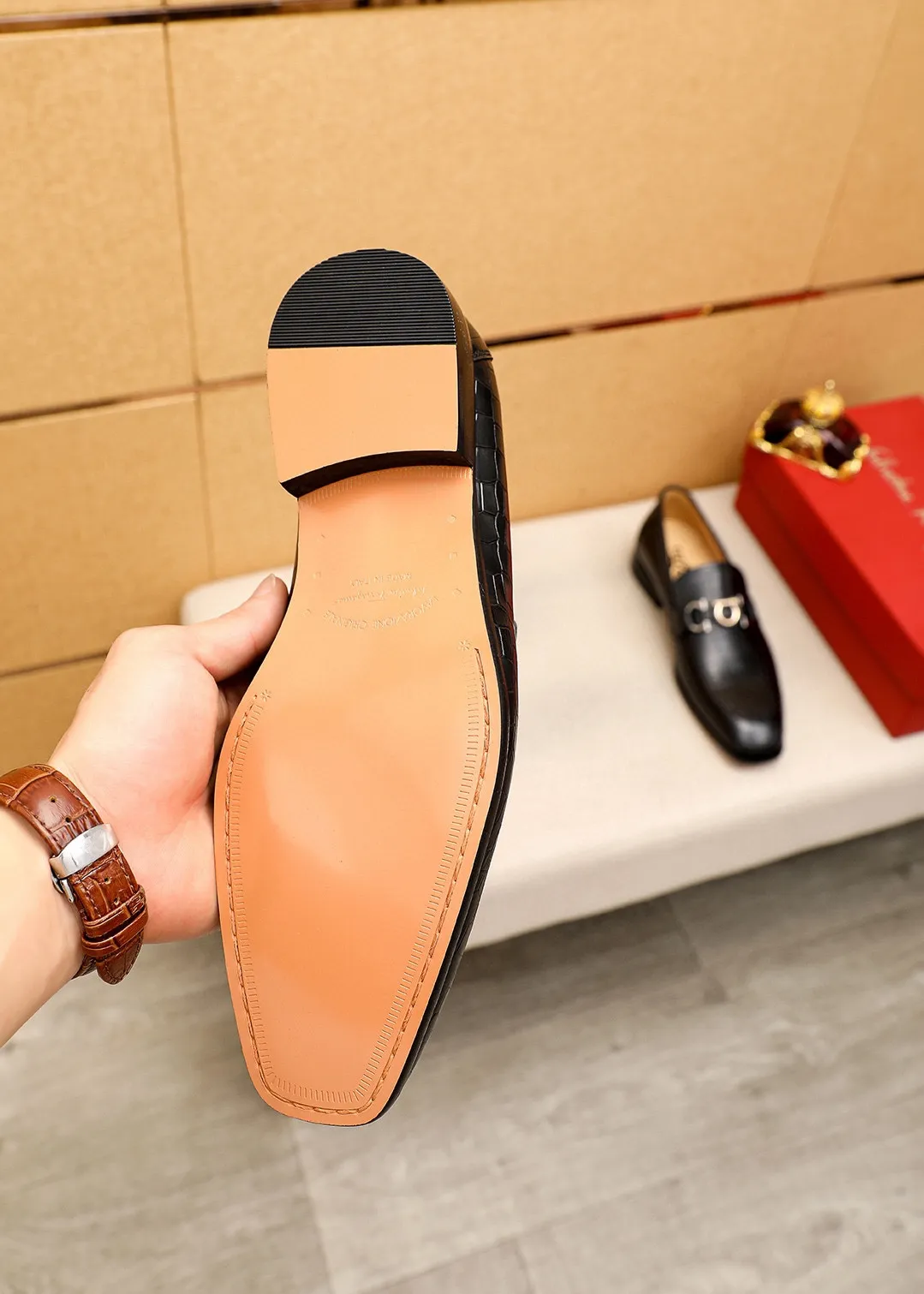 Men's shoes 💰442 💐 Product trademark: Ferragamo "Ferragamo" casual leather shoes Regular size: 38-44 (45.46🉑️customized) Product materials: Selected imported first-layer calfskin embossed upper + original hardware buckle, imported water-dyed cow leather lining. Strong three-dimensional visual effect, combined outsole Color: 1⃣️color optional